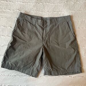 Columbia Active short. 32W 8L
